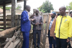 DR.LUBEGA-BRIEFING-MINISTER-BYAMUKAMA-ABOUT-HIS-ENTERPRISES-AT-BUSEESA-DEMO.FARM-PHOTO-BY-ANDREW-M-3